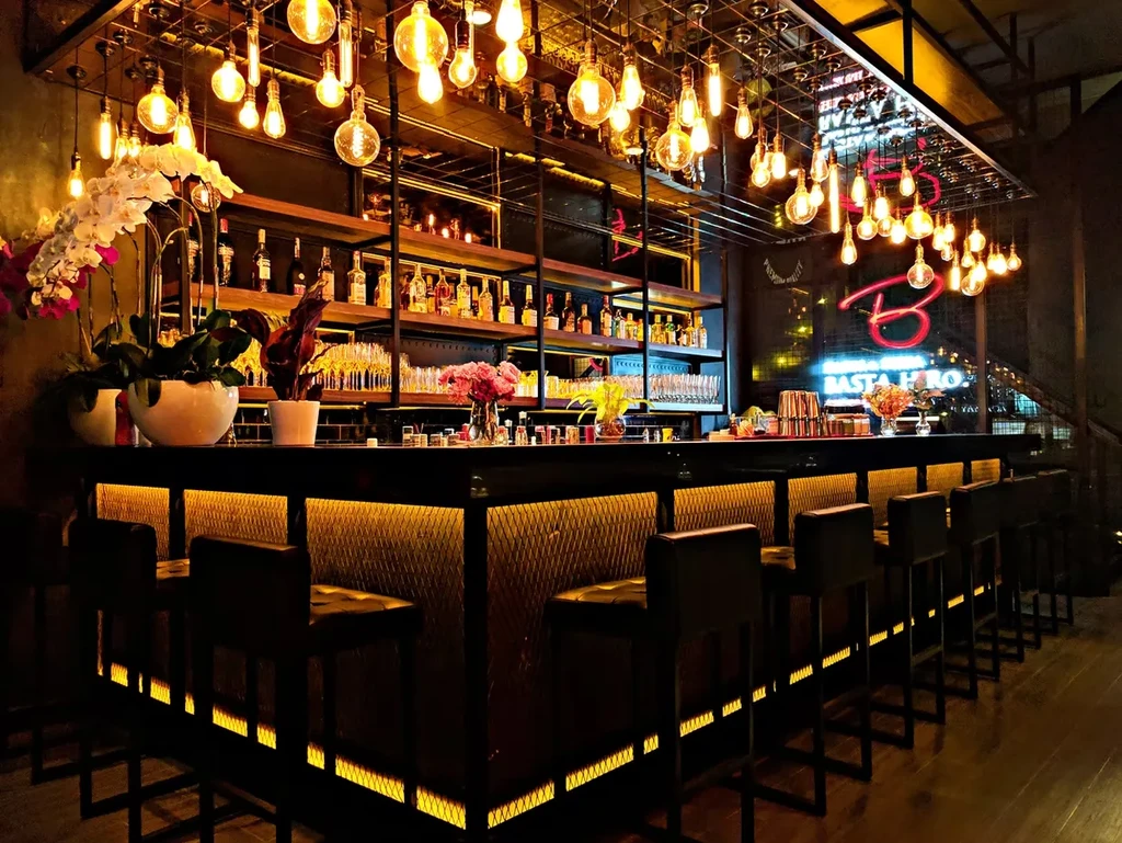 BAR BIZ RESTAURANT & LOUNGE
