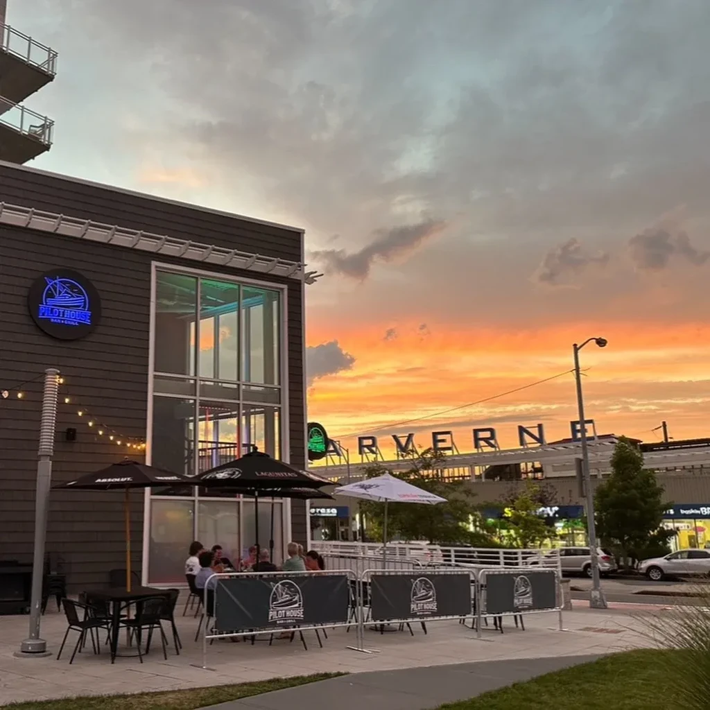 Pilot House Bar & Grill