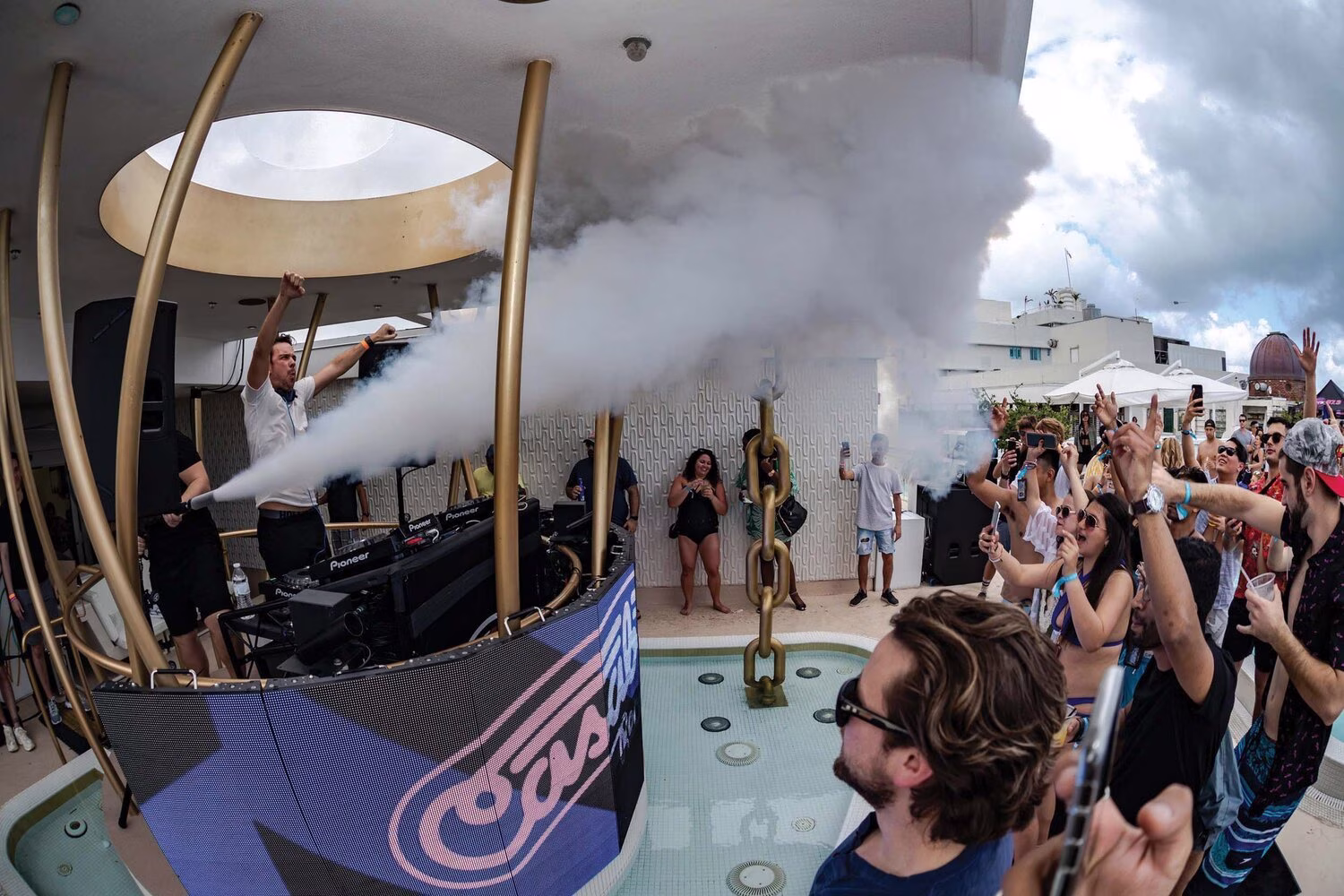 HIGHBAR Pool + Bar + Sky